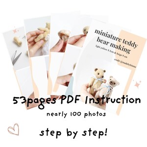 K&ouml;nnte beinhalten: Eine 53-seitige PDF-Anleitung zur Herstellung von Miniatur-Teddyb&auml;ren mit fast 100 Fotos und Schritt-f&uuml;r-Schritt-Anweisungen. Das Dokument zeigt einen hellgelben 8,5 cm gro&szlig;en B&auml;ren und einen beigen 9 cm gro&szlig;en B&auml;ren mit blau-wei&szlig;en Schleifen.