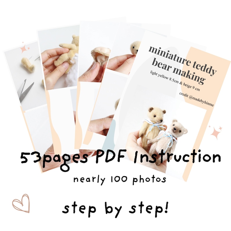 K&ouml;nnte beinhalten: Eine 53-seitige PDF-Anleitung zur Herstellung von Miniatur-Teddyb&auml;ren mit fast 100 Fotos und Schritt-f&uuml;r-Schritt-Anweisungen. Das Dokument zeigt einen hellgelben 8,5 cm gro&szlig;en B&auml;ren und einen beigen 9 cm gro&szlig;en B&auml;ren mit blau-wei&szlig;en Schleifen.