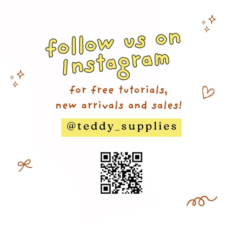 K&ouml;nnte beinhalten: Eine wei&szlig;e quadratische Grafik mit dem gelben Text follow us on Instagram, braunem Text for free tutorials, new arrivals and sales!, einem gelben Balken mit dem schwarzen Text @teddy_supplies, einem schwarzen QR-Code und kleinen braunen Symbolen.