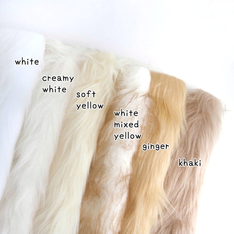 Op de afbeelding: Een collectie van zes kunstbont stofstalen naast elkaar, gelabeld met de tekst white, creamy white, soft yellow, white mixed yellow, ginger en khaki. Elke staal toont een oppervlak met een lange, ruige en getextureerde pool.