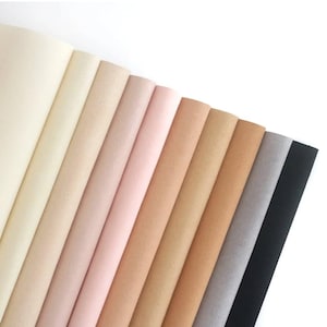 Może przedstawiać: Zestaw dziesięciu arkuszy papieru do pakowania w różnych odcieniach brązu, beżu i szarości. Papier jest ułożony w gradient od najjaśniejszego do najciemniejszego.