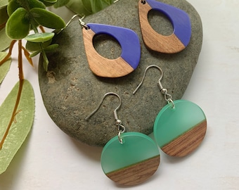 Pendientes coloridos de resina y madera