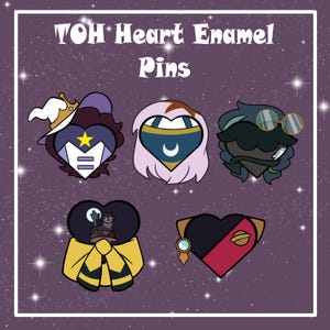 Puede incluir: Cinco pines de esmalte en forma de corazón, cada uno con un personaje diferente de la serie animada "The Owl House". Los pines están sobre un fondo morado con estrellas blancas.