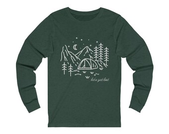 Op de afbeelding: Een donkergroen longsleeve t-shirt met een witte omtrek van een berglandschap met een tent, bomen en sterren. De tekst "let's get lost" staat onder de scène.