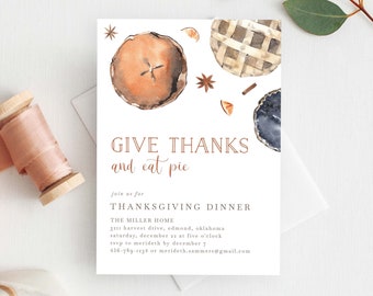 Könnte beinhalten: Eine Einladung zu einem Thanksgiving-Dinner mit einer Aquarell-Illustration von Kuchen, Zimtstangen und Sternanis. Der Text lautet "Give Thanks and eat pie" und enthält die Details für das Abendessen: "Join us for Thanksgiving Dinner, The Miller Home, 3211 Harvest Drive, Edmond, Oklahoma, Saturday, December 22 at five o'clock, RSVP to Merideth by December 7, 456-789-1234 or merideth.sammers@gmail.com". Am unteren Rand der Einladung steht "Sweet Southern Paper".