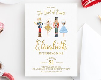 Op de afbeelding: Een uitnodiging voor een verjaardagsfeest met een notenkrakerthema met een gouden achtergrond. De uitnodiging bevat een fantasierijke illustratie van een muizenkoning, een ballerina en een notenkraker. De tekst luidt "Doe mee in Het Land van Snoepjes, Elisabeth wordt negen jaar, Zaterdag 21 oktober, 17:00 uur, The Williams House, 401 Louisiana Street, McKinney, Texas, RSVP aan Denise 580-214-4558".