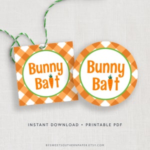 Könnte beinhalten: Druckbare Ostergeschenkanhänger mit einem karierten Muster und dem Text "Bunny Bait" mit einer Karottengrafik. Sofortiger Download.