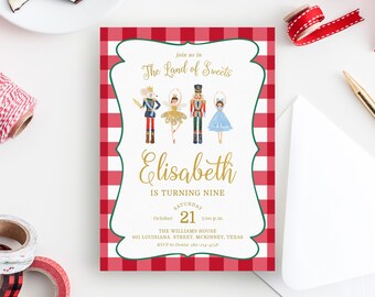 Op de afbeelding: Een rode en witte gingham-gepatroneerde uitnodiging voor een Notenkraker-thema verjaardagsfeest. De uitnodiging bevat een fantasierijke illustratie van de Notenkraker, een ballerina en een muizenkoning. De tekst luidt "Sluit je aan bij ons in Het Land van Snoepjes, Elisabeth wordt negen jaar, Zaterdag 21 oktober, 17:00 uur, The Williams House, 401 Louisiana Street, McKinney, Texas, RSVP aan Denise 380-214-4558".