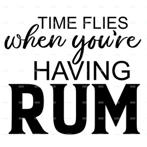 以下が含まれることがあります： 「Time flies when you're having rum」と書かれた白黒のテキストグラフィックです。