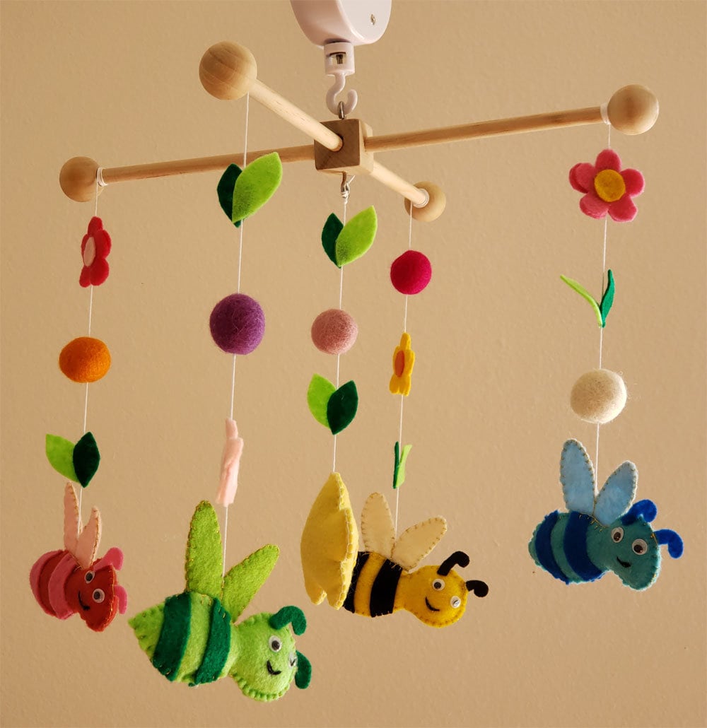Móvil musical para bebé con animales y plantas en varios colores
