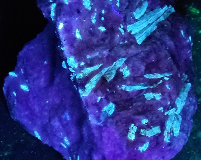 Shortwave SW Ultraviolet Fluorescent Tremolite Sprays from Farber Quarry, Franklin, New Jersey UV Minerals