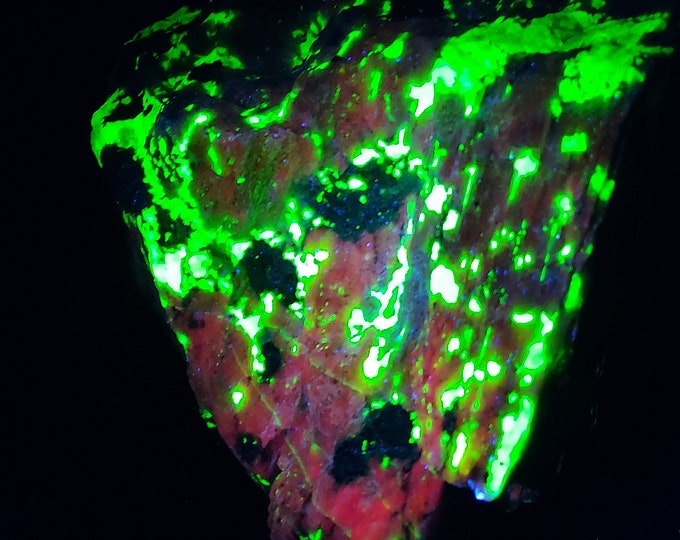 Longwave LW Fluorescent Bustamite + Shortwave SW / Lw Daylight Green Willemite Franklin Mine New Jersey UV Rock Mineral Specimen