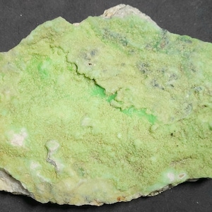 Grüner Gaspeit auf Aktinolith & Magnesit - Wood&#39;s Chrome Mine, Texas, Lancaster Cty, Pennsylvania Minerale - SW + LW UV fluoreszierend