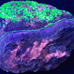 Nice SW + LW UV Fluorescent Sphalerite Vein in Willemite & Calcite Sterling Hill Mine by Franklin New Jersey Ultraviolet Minerals