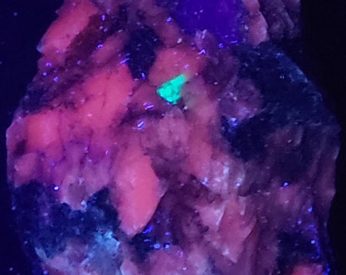 SW + LW UV Fluorescent Rare Triangular Genthelvite & Calcite Sterling Hill Mine by Franklin New Jersey Ultraviolet Minerals