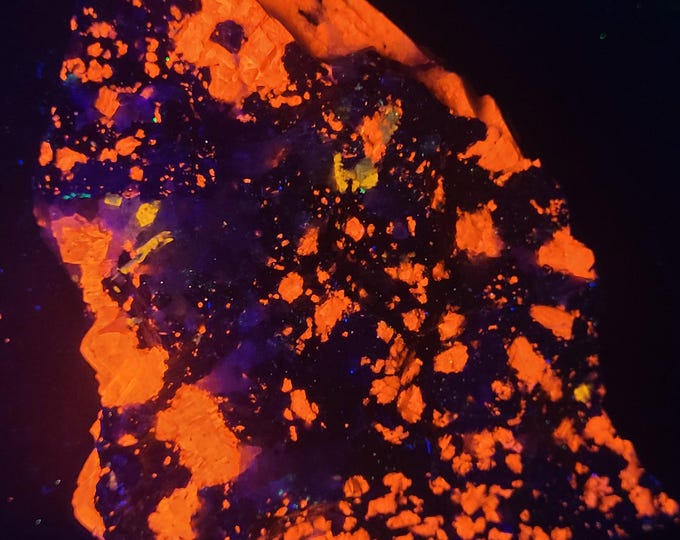 Rare SW + LW uV Fluorescent Genthelvite Fluorapatite & Calcite Sterling Hill Mine by Franklin NJ Ultraviolet Minerals