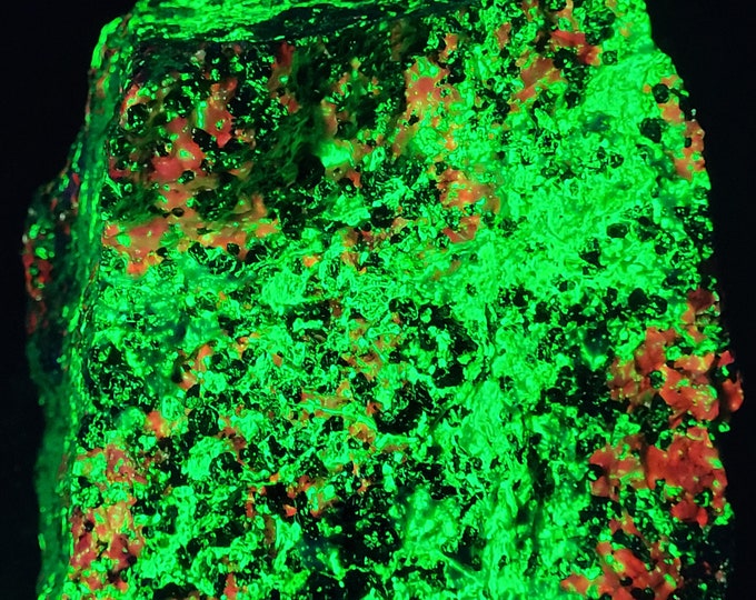 Xl 8.2lbs SW + LW Ultraviolet Fluorescent + Phosphorescent Willemite & 2-Tone Calcite w Zincite + Franklinite Sterling Hill by Franklin NJ