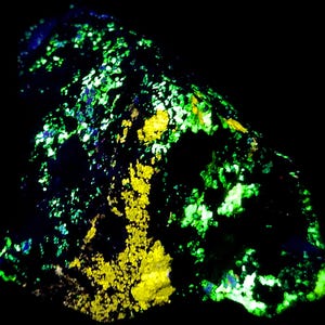 Big Shortwave Fluorescent Esperite Willemite & minor Hardystonite w/ Zincite+ Franklinite Franklin Mine New Jersey UV Minerals Rocks