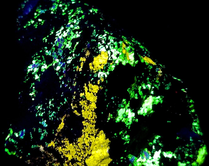 Big Shortwave Fluorescent Esperite Willemite & minor Hardystonite w/ Zincite+ Franklinite Franklin Mine New Jersey UV Minerals Rocks
