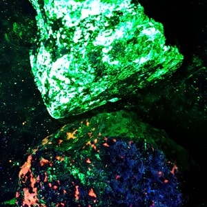 Lot 2x Shortwave SW Ultraviolet Fluorescent Rocks Willemite Calcite Hydrozincite w/ Zincite Franklinite Sterling Hill Franklin New Jersey UV