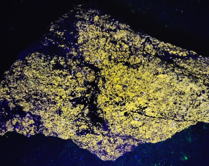 Big 4lbs Shortwave SW Ultraviolet Fluorescent Very Rich Wollastonite Sterling Hill Mine by Franklin New Jersey UV Rocks Minerals