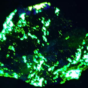 Shortwave SW Fluorescent Esperite Willemite & Hardystonite Franklin Mine New Jersey UV Minerals Rocks