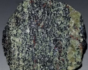 Gneissic Ore SW LW Uv fluoreszierendes Tageslicht grün Willemite Kristallkörner w Franklinite & Zincite Franklin New Jersey Ultraviolet Mineral