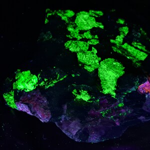 SW + LW Ultraviolet Fluorescent + Phosphorescent Willemite & Sphalerite Sterling Hill Mine by Franklin New Jersey UV Minerals Rocks