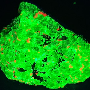 Shortwave SW + Longwave LW Uv Fluorescent Daylight Gemmy Yellow Willemite from Sterling Hill Mine Ogdensburg by Franklin, NJ