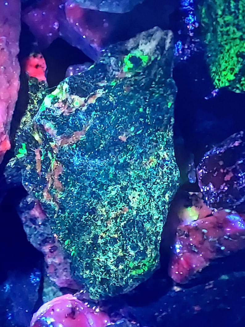 Flourescing Rocks 1 to 5 Lb+ Lots - Longwave LED (convoy) UV Fluorescent Rocks Minerals ...