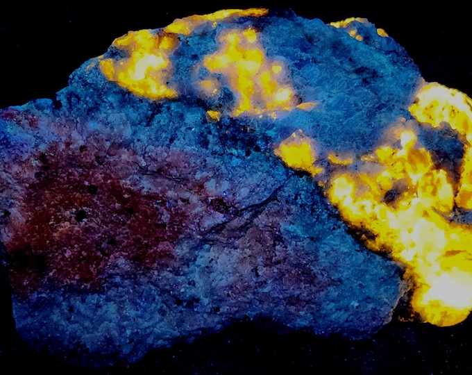 Big SW & LW UV Fluorescent Wernerite Grenville-sur-la-Rouge, Quebec, Canada - Ultraviolet Minerals