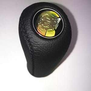 Automatisk växelspaksknopp för de flesta modeller med automatlåda och gängstigning 8 x 1,25 mm, röda sömmar