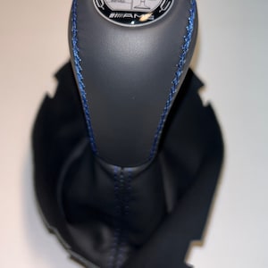 Växelspaksknopp + Damask PASSAR Mercedes Benz E-Klass W204 C63 W207 A207 W212 X204 AT, Svart Äkta Läder AMG Etikett Blå Sömmar