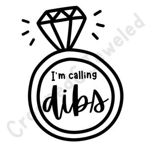Op de afbeelding: Zwart-witte illustratie van een ring met een diamant erop. De ring heeft de tekst "I'm calling dibs" erin.