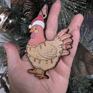 Handbemalte Miniatur-Henne mit festlicher Weihnachtsbeleuchtung - Handbemalte Miniatur-Hühnerkette