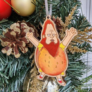 Könnte beinhalten: Weihnachtsschmuck aus Holz mit einer Cartoonfigur mit rotem Bart und einem sandwichartigen Körper. Der Schmuck ist in verschiedenen Farben bemalt und hat ein silbernes Band zum Aufhängen. Der Schmuck hängt an einem Weihnachtsbaum.