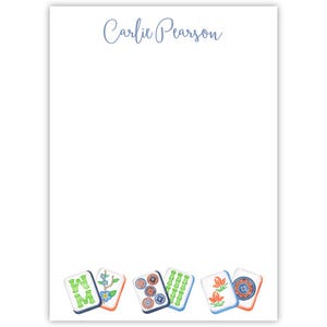 Puede incluir: Papelería blanca con el nombre "Carlie Pearson" en escritura azul claro en la parte superior. La parte inferior de la papelería presenta ilustraciones de acuarela de fichas de Mahjong coloridas.