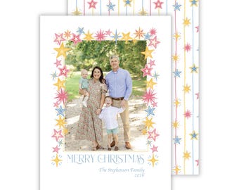 Puede incluir: Una tarjeta de Navidad rectangular con una foto familiar enmarcada por estrellas rosas, amarillas y azules. El texto dice MERRY CHRISTMAS, The Stephenson Family, 2026. El reverso tiene un patrón de rayas verticales con estrellas pequeñas.