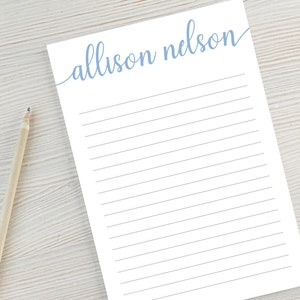 Puede incluir: Un bloc de notas blanco con líneas y el nombre "allison nelson" escrito en cursiva azul en la parte superior.
