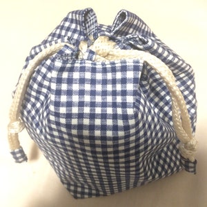 Sac à lunch, petit sac en tissu, cadeau fait main, sac utilitaire fait main, cadeaux pour elle, joli sac utilitaire, sac pratique, sac à carreaux bleu, trousse de toilette