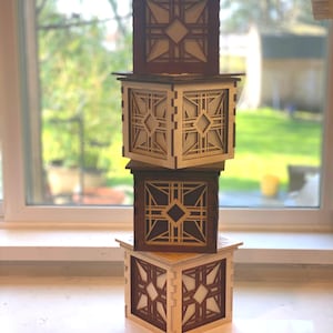 Funda geométrica de madera para caja de pañuelos, elaborada en madera maciza. imagen 4