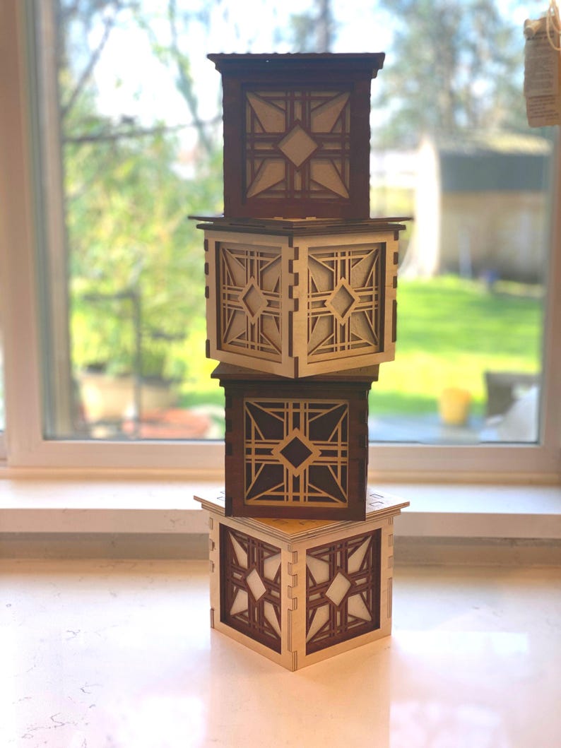 Funda geométrica de madera para caja de pañuelos, elaborada en madera maciza. imagen 4