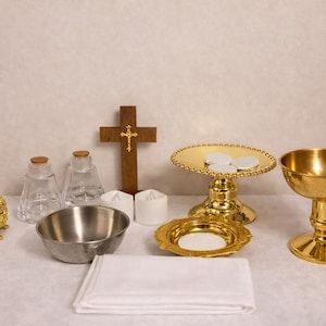 Catholic Kids Mass Kit – 14 Piece Children’s Altar Set, Montessori Religious Education Toy, Catholic Church Play Set, First Communion Gift