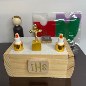 Deluxe Priest Peg with chasubles , altar box and accessories