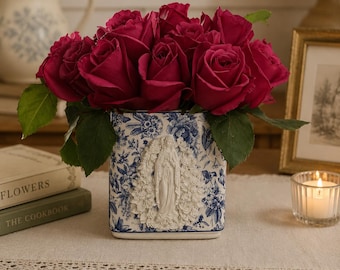 Jarrón floral mariano azul y blanco – Jarrón de cerámica para arreglos florales católicos, centro de mesa con la Virgen María – Decoración para el hogar estilo rústico