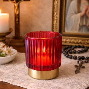 Portavelas votivo de vidrio rojo acanalado, base dorada, estilo lámpara de santuario