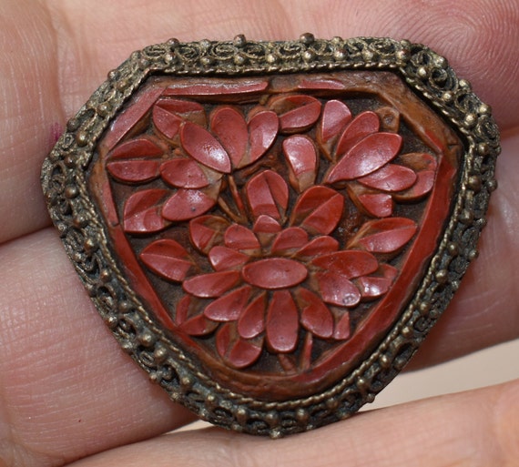 Chinese Export Carved Cinnabar Large Brooch Vinta… - image 1