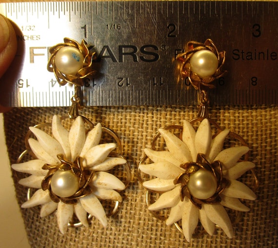 Vintage Plastic, Dangle Clip Earrings, White Flow… - image 2