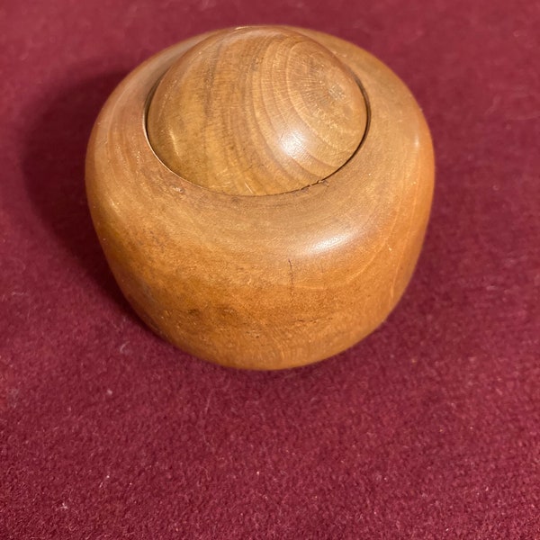 Shaker darning ball in round box