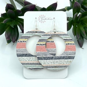Circle cork leather striped black/charcoal and pink earrings